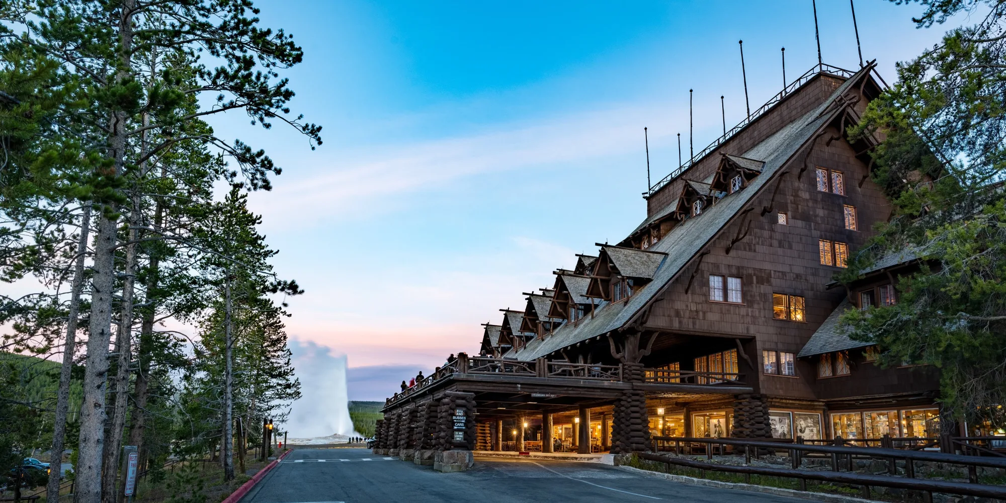 Ynp old faithful inn ext1