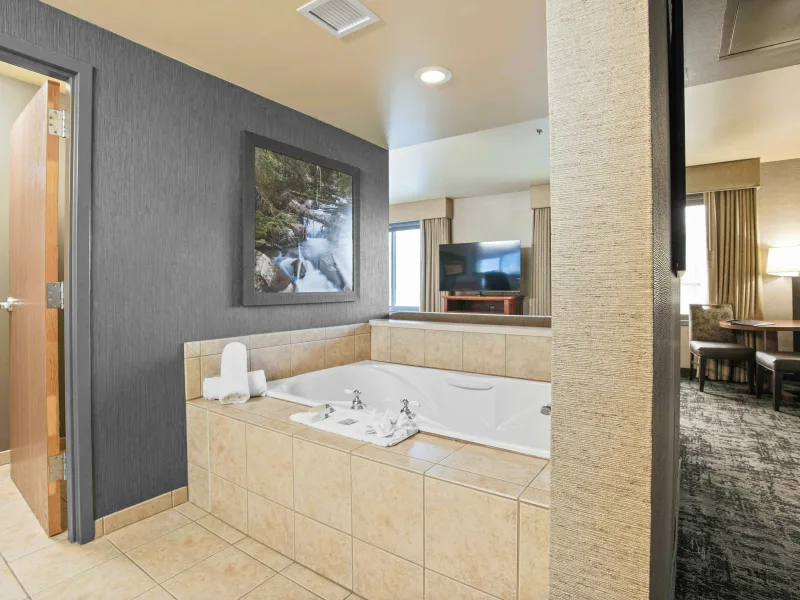 King Jacuzzi Suite 2023 12 19 235112 nwlq