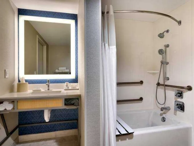 Bzngigi ada bathroom w tub