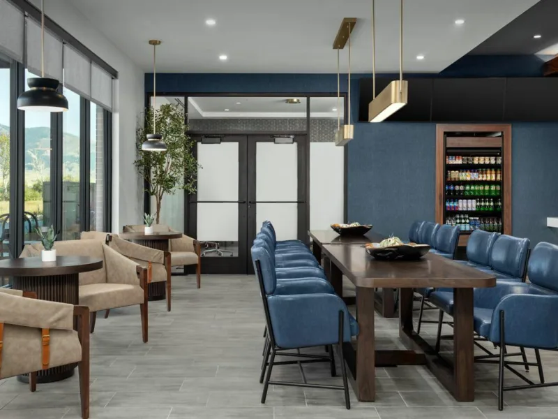 Cy bzncy communal table in lobby 33300 Classic Hor