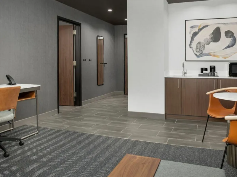 Cy bzncy king suite living area 31178 Wide Hor
