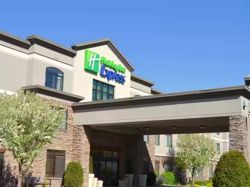 Holiday inn express and suite 2024 01 30 180444 wwrr