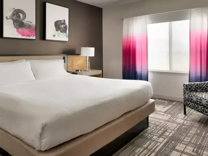 Bzngigi one king bedroom suite 02 no robes